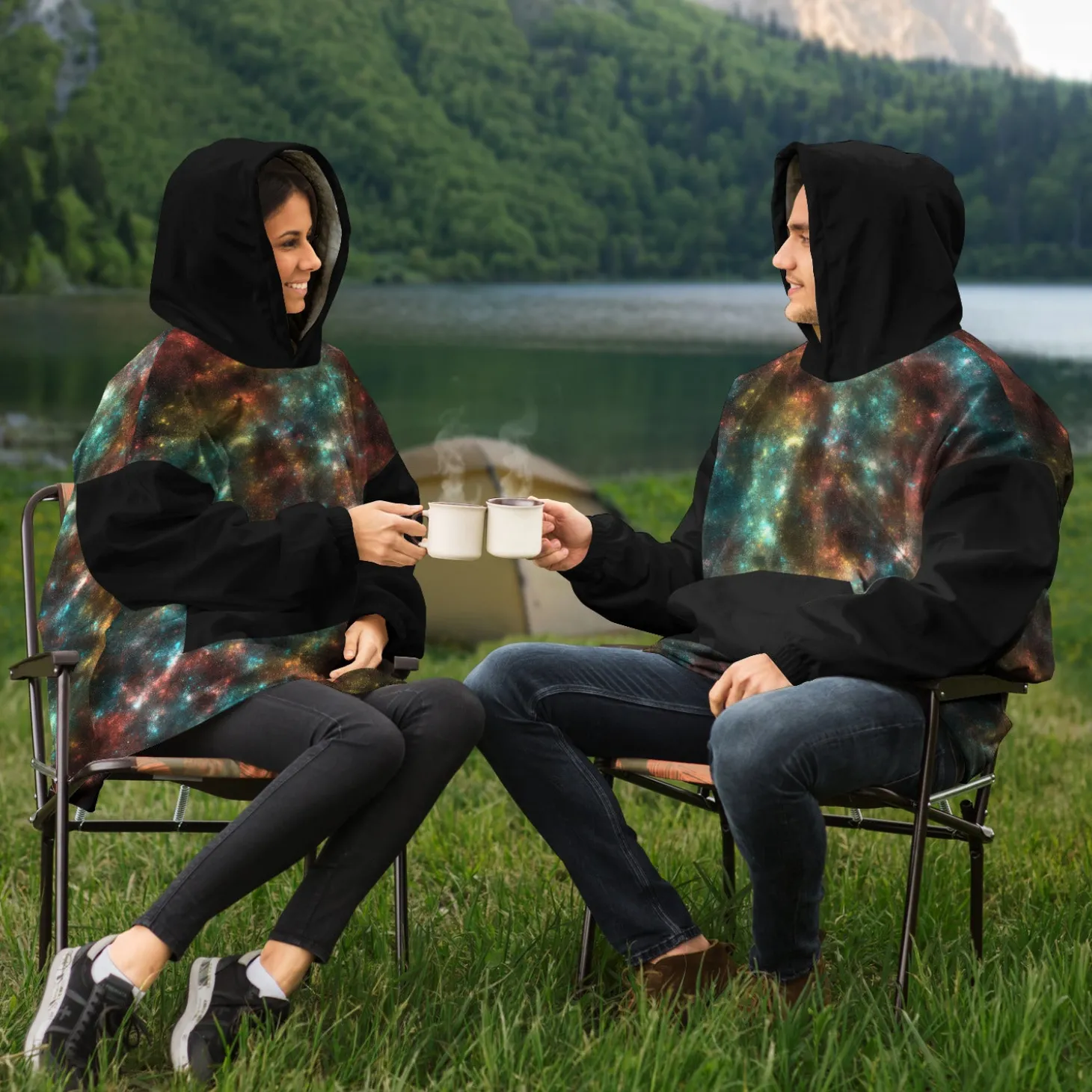 kuscheliger_kapuzenpullov_10-1.webp Kuscheliger Kapuzenpullover – Weltraum
